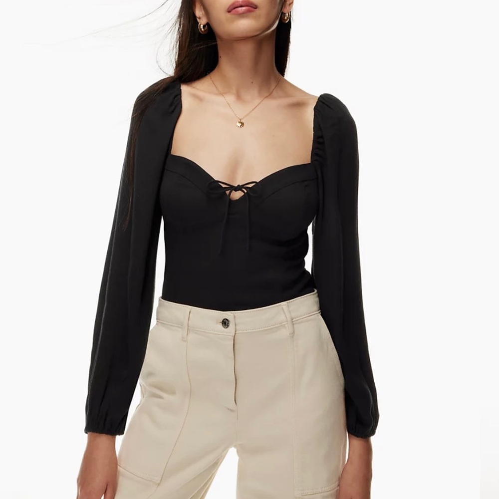 Aritzia novella top size small.